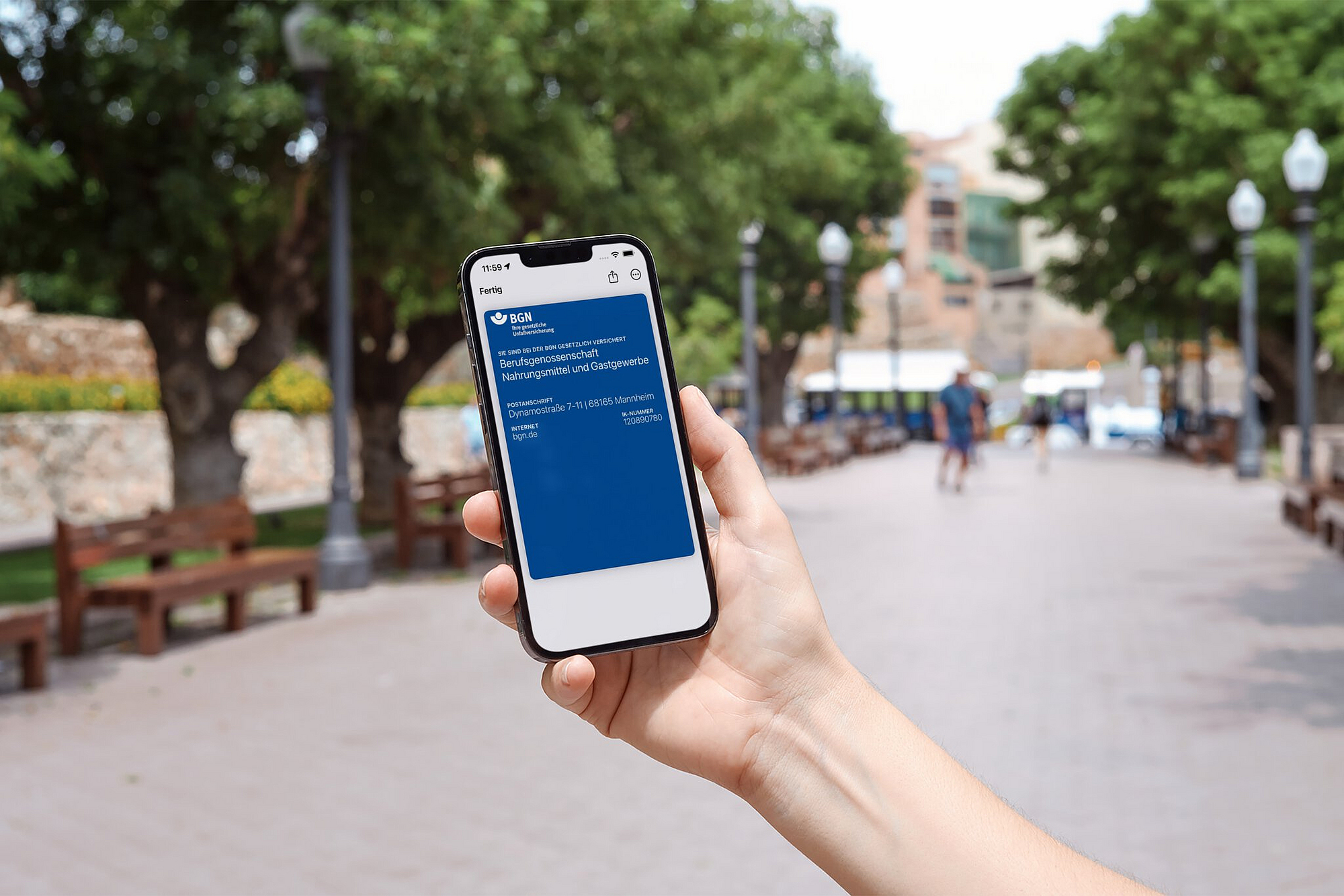 Eine Person hält ein Smartphone mit der digitalen Versichertenkarte der BGN in der Wallet-App in der Hand