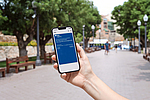 Eine Person hält ein Smartphone mit der digitalen Versichertenkarte der BGN in der Wallet-App in der Hand