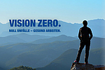 Eine Person steht auf einem Berg und schaut in die Weite. Im Berg ist das Logo für "VISION ZERO".