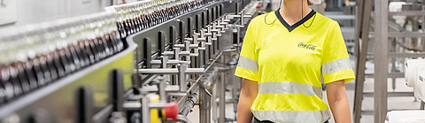 Frau in Produktionshalle Getränkeindustrie