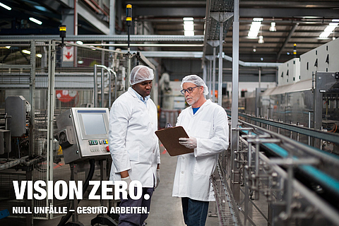 Zwei Mitarbeitende in der Produktionshalle