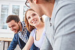 Junge Frau als Trainee in der Ausbildung