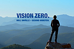 Eine Person steht auf einem Berggipfel und schaut in die Ferne. Daneben steht "Vision Zero. Null Unfälle - gesund arbeiten."
