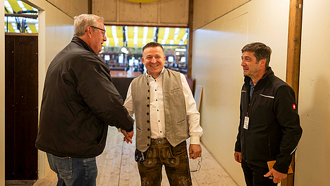 Aufsichtspersonen mit Zeltwirt auf dem Münchner Oktoberfest